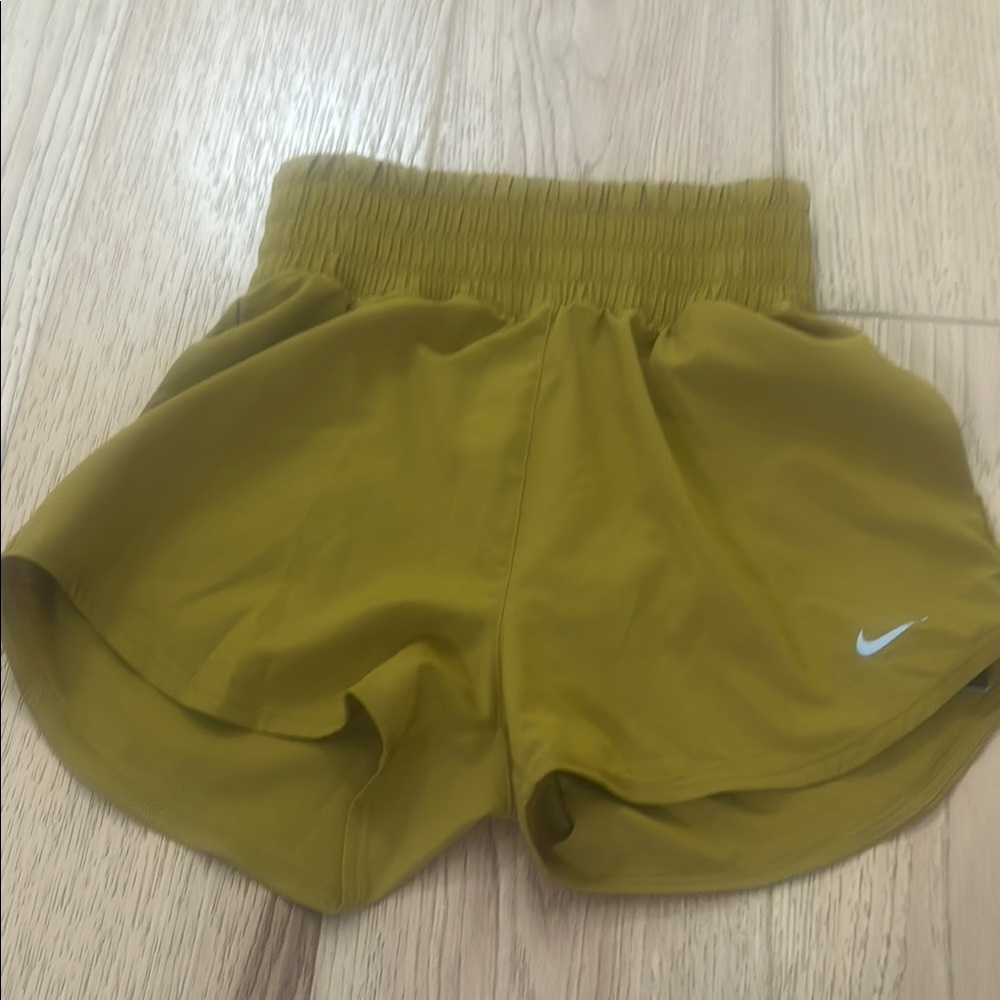 Nike Green/yellow  Athletic Shorts Elastic Waistband Moisture-Wicking